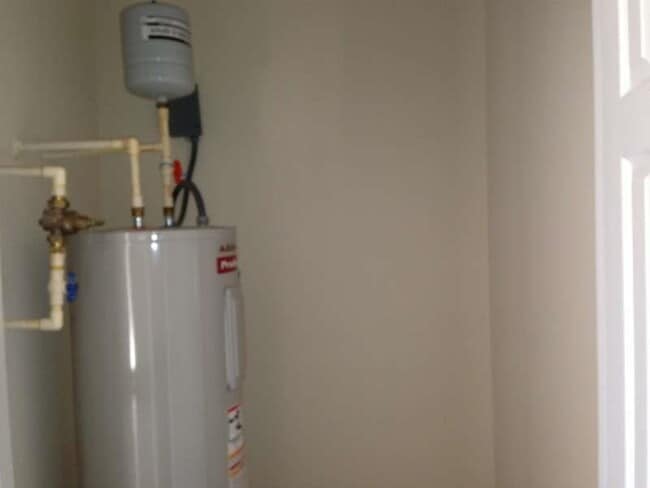 Building Photo - 331 Village Dr