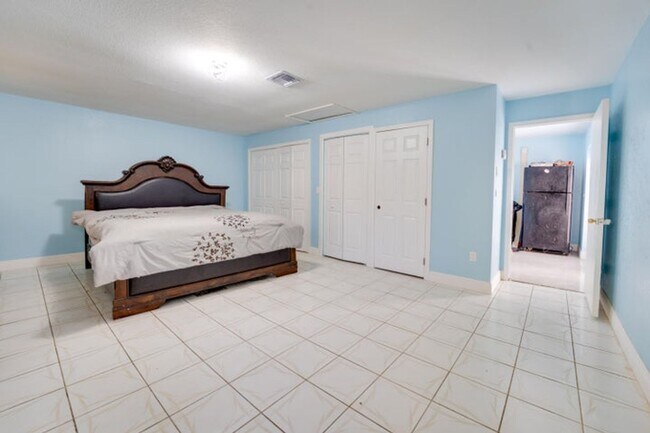 Building Photo - 813 Truman St