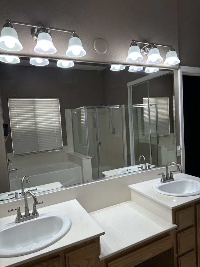 Building Photo - Weston Ranch 4 Bedroom 2.5 Bathroom Home