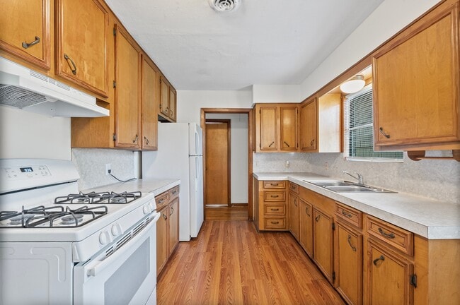 Building Photo - 5532 Meadow Creek Ln