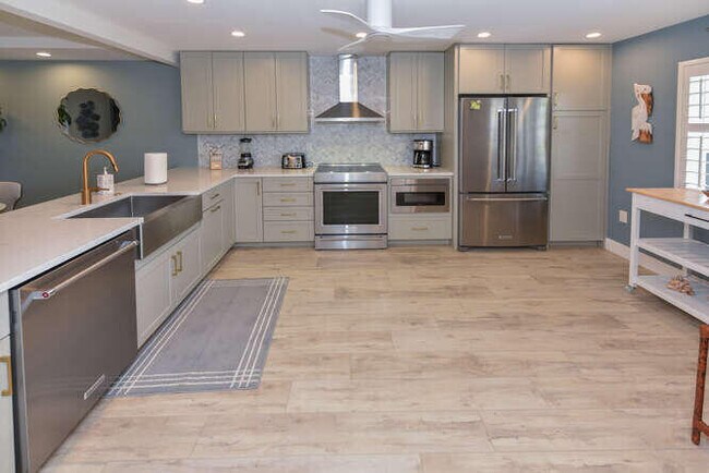 Building Photo - 275 Palm Ave