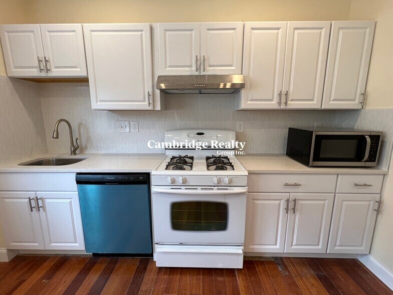 Building Photo - 24 Rossmore St