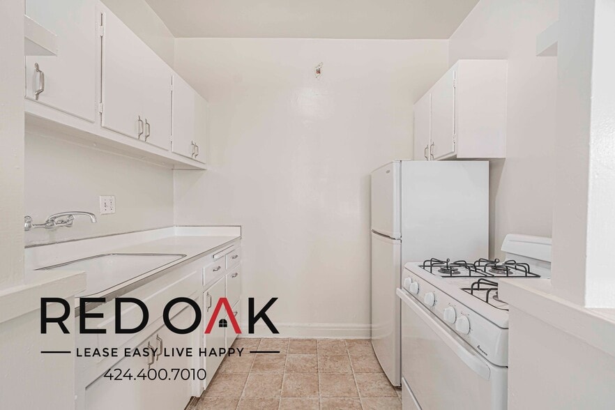 Building Photo - 570 N Rossmore Ave