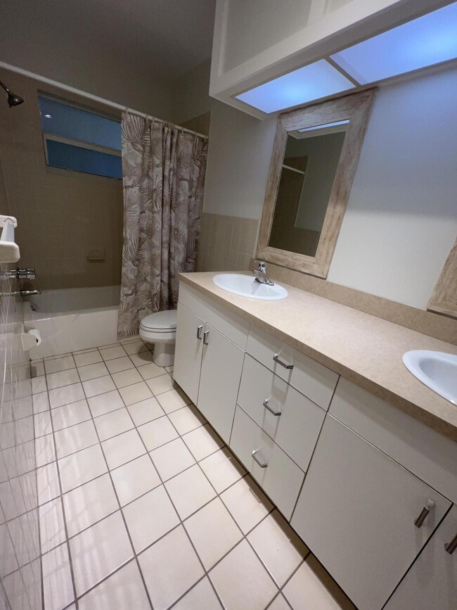 Building Photo - 1050 E Sample Rd