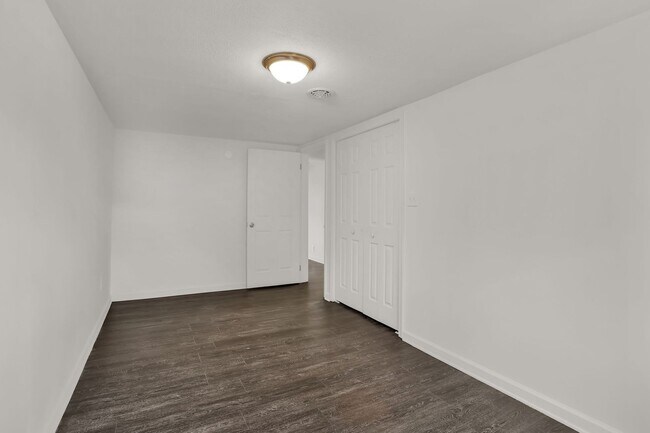 Building Photo - 569 Pleasant St