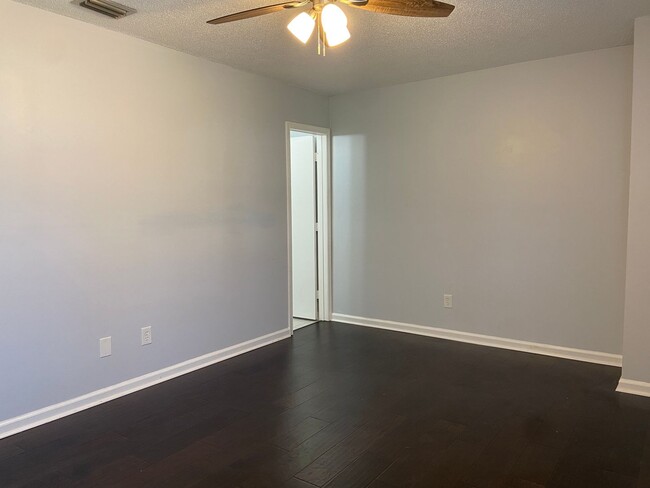 Building Photo - 3 Bedroom, 2.5 Bathroom Townhouse in Green...