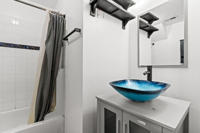 Building Photo - NorthEast Spokane Home - Beautifully Updated