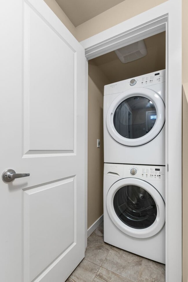 Building Photo - 2bd/2.5ba Seattle Townhome