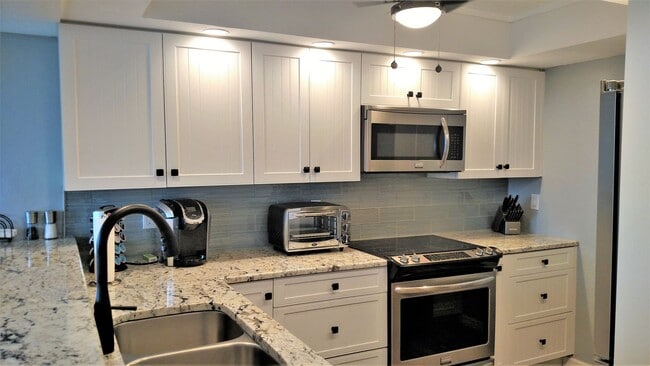 Building Photo - Seasonal Short-Term 2-Bedroom 2-Bathroom Condo located on Venice Island!