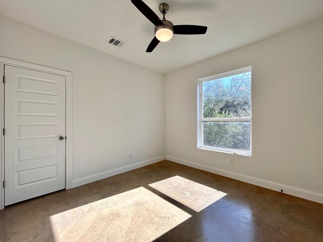 Building Photo - Modern 2 Bed / 2 Bath Home with Stylish Upgrades