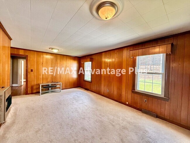 Building Photo - Very Spacious Home with 2 beds/2 baths and a bonus room, close to Charlotte Courthouse