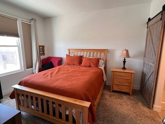 Building Photo - Modern 2 Bedroom Townhome with Stunning La...