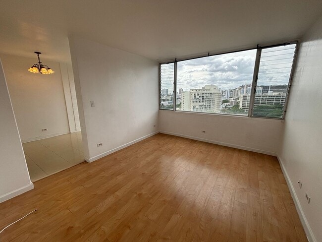 Building Photo - AVAILABLE NOW! 2 BED 1 BATH 1 COVERED PARK...