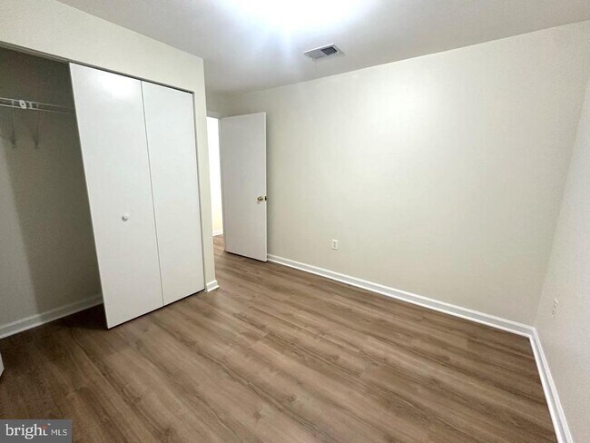 Building Photo - 898 Bayridge Dr