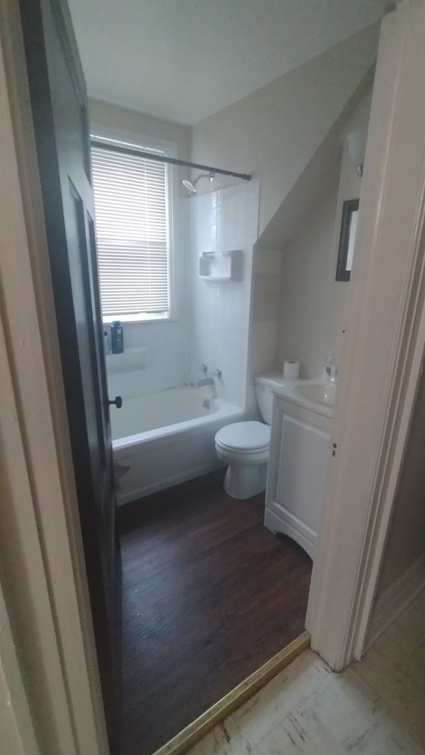 Building Photo - Historic Mansion Rooms for Rent – All Utilities Included