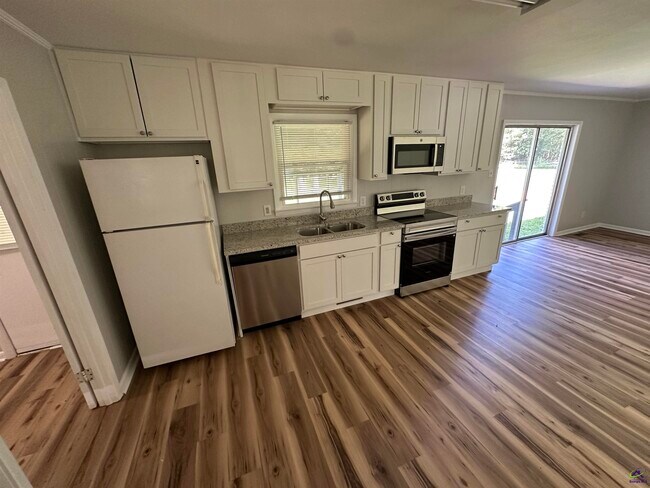 Building Photo - 1021 Greenwood Dr