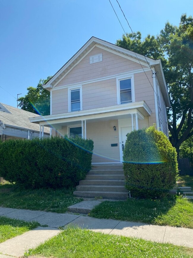 Building Photo - Available July 2026: Spacious 4 bed in North College Hill