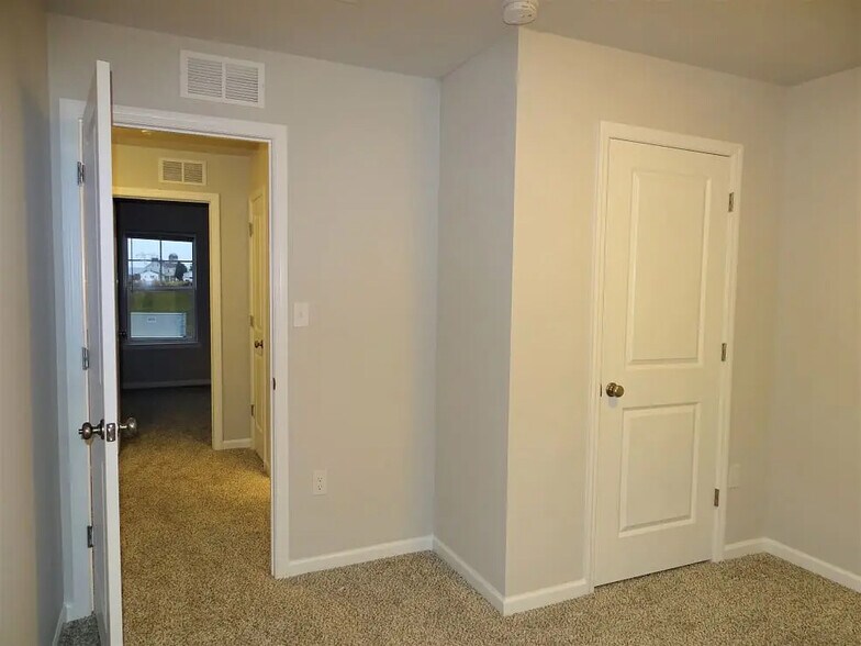 Building Photo - 5 Cobblestone Ct