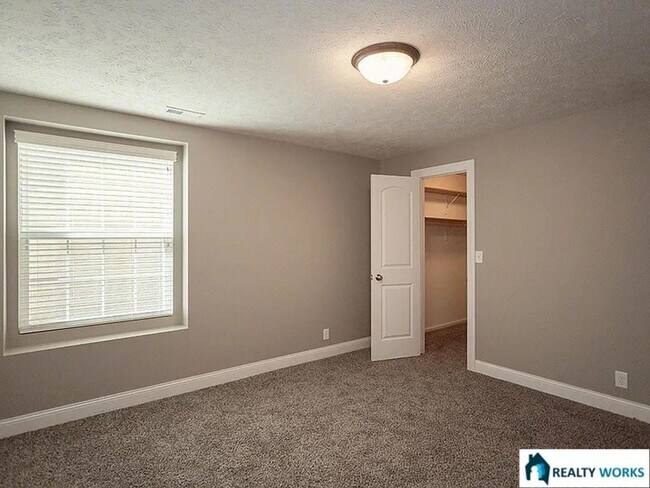 Building Photo - Spacious 4 Bed, 3 Bath Townhome with finished Basement