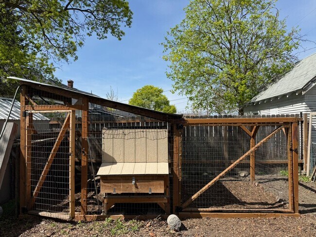 Building Photo - Remodeled 3 Bed 2 Bath Spokane Home w/ Large Fully-Fenced Yard + Huge Chicken Coop/Run & Garden!
