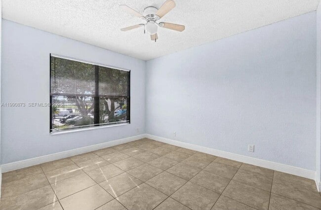 Building Photo - 1495 Lake Crystal Dr