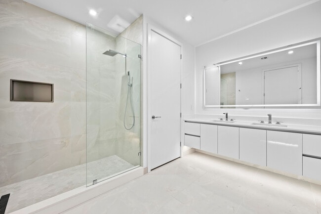 Building Photo - 220 Lake Shore Dr