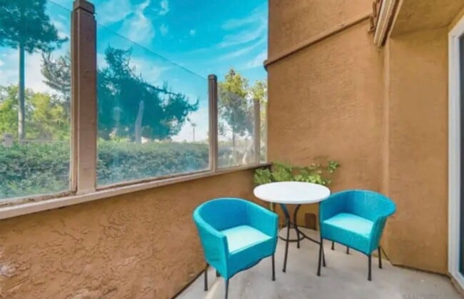 Building Photo - $3,700 - 3 Bed / 2.5 Bath Upgraded Townhome in The Knolls Community