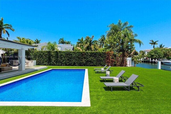 Building Photo - 207 Holiday Dr