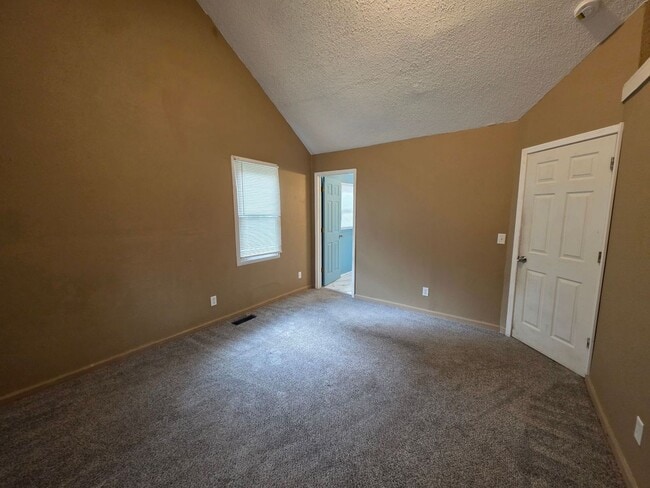 Building Photo - 3 Bedroom Home Near Zoo & Parks!
