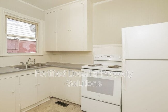 Building Photo - 421 E Twenty-Fourth St