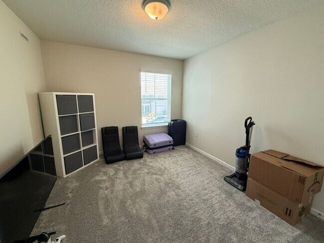 Building Photo - 3/2.5 Like new Davenport Townhome