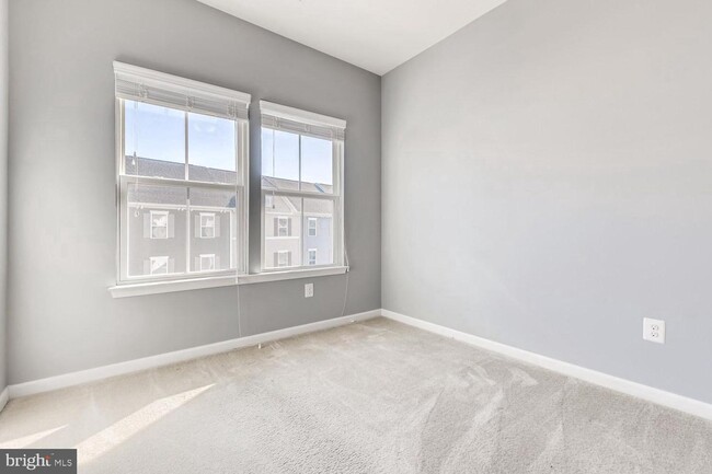 Building Photo - 8225 Secluded Cove Ln