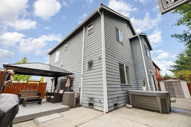 Building Photo - Gorgeous Modern Craftsman in Outlook Ridge...
