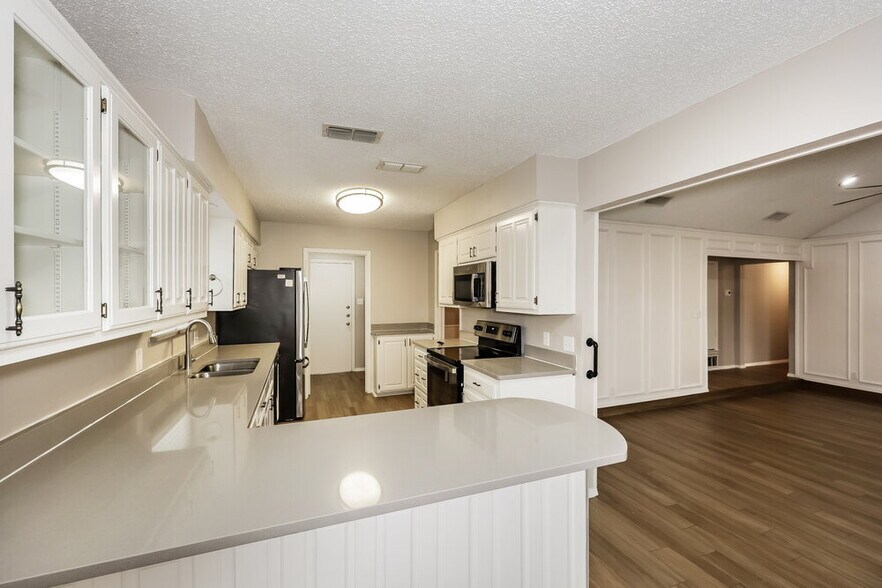 Building Photo - 2016 Chantilly Ct