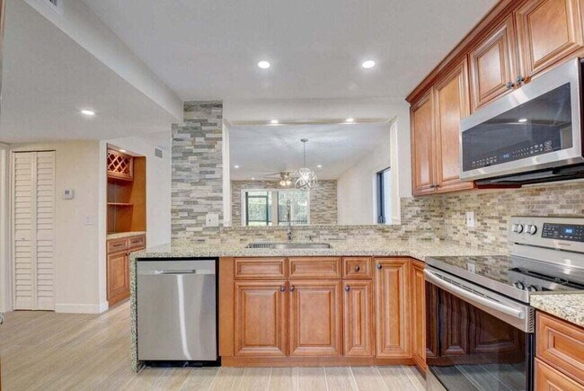 Building Photo - 400 Club Cir