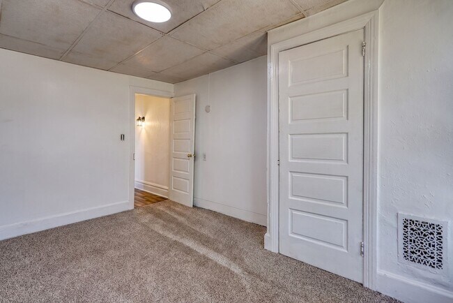 Building Photo - Newly Renovated 3 Bedroom, 1 Bathroom Townhouse