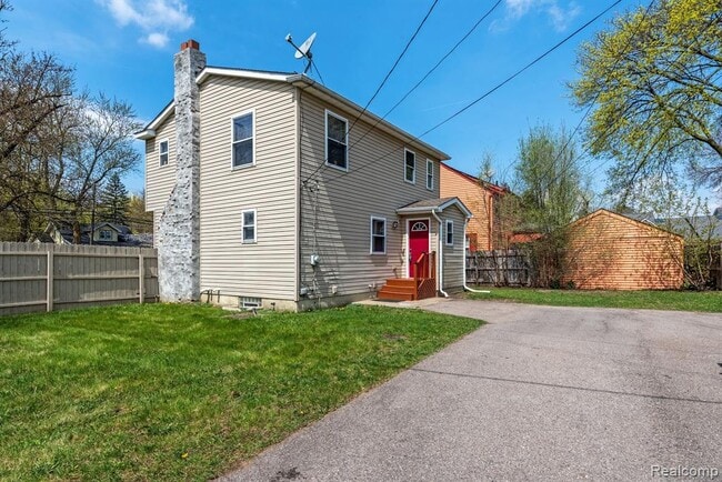Building Photo - 3260 Sashabaw Rd