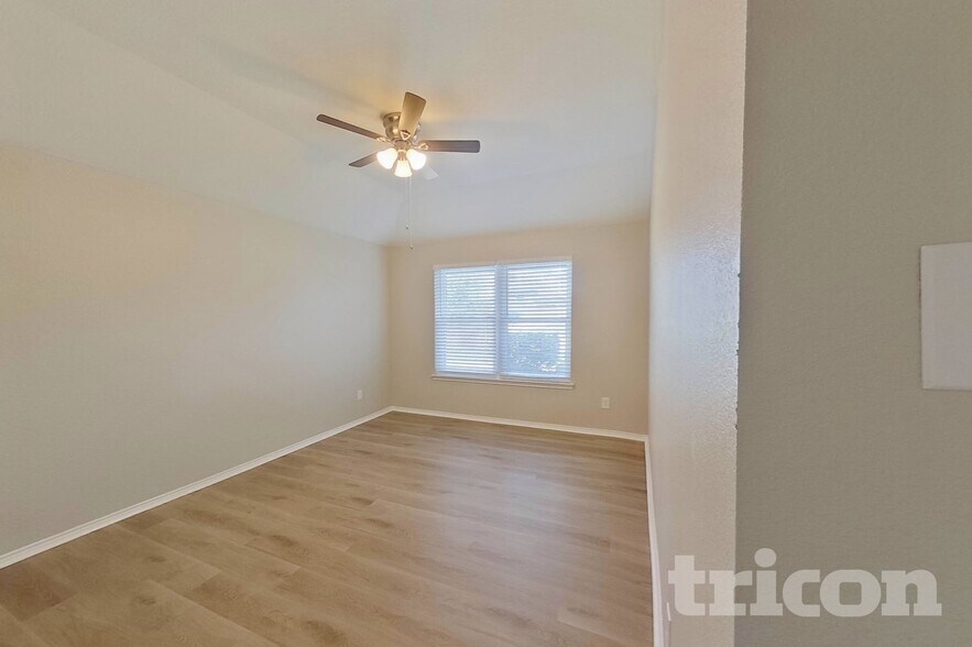 Building Photo - 522 Golden Bell Dr