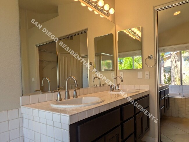 Building Photo - Gorgeous 4 Bedroom Home in Desirable Carme...