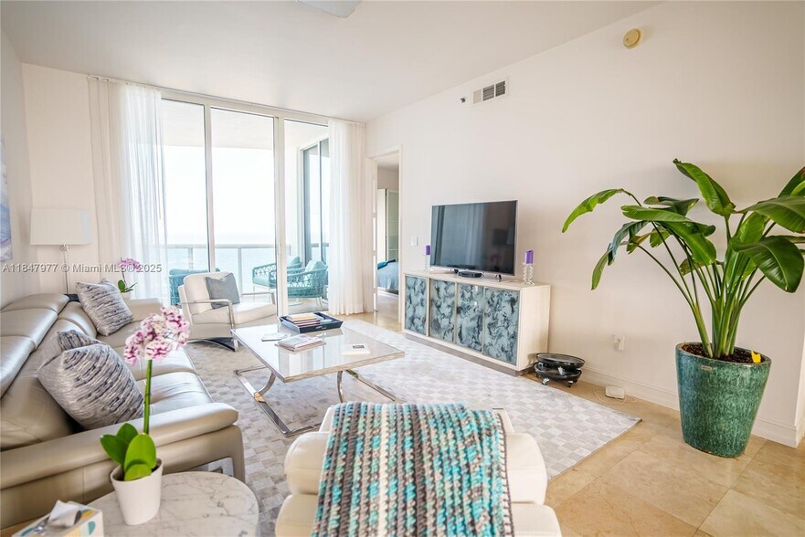 Primary Photo - 15901 Collins Ave