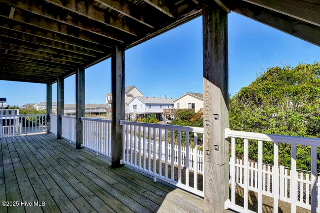 Building Photo - 1207 N Topsail Dr
