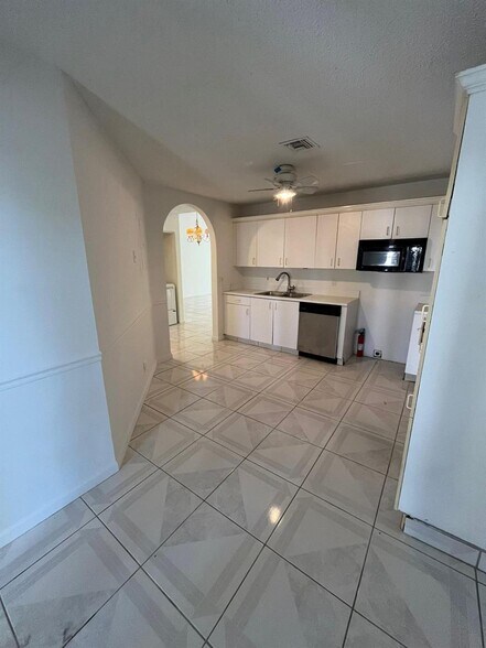 Primary Photo - 102 Sunshine Blvd