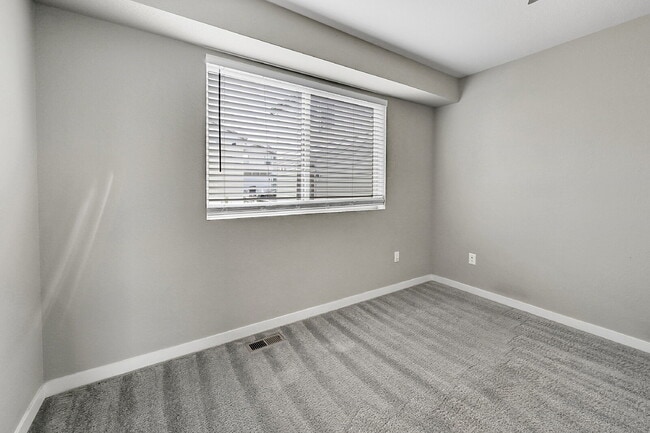 Building Photo - $2,550.00, 3 bed, 2.5 bath located in Colo...