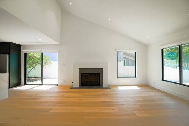 Building Photo - 1800 Oriole Dr