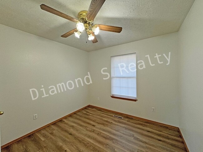 Building Photo - 3 Bedroom Home Located in Established Neighborhood!