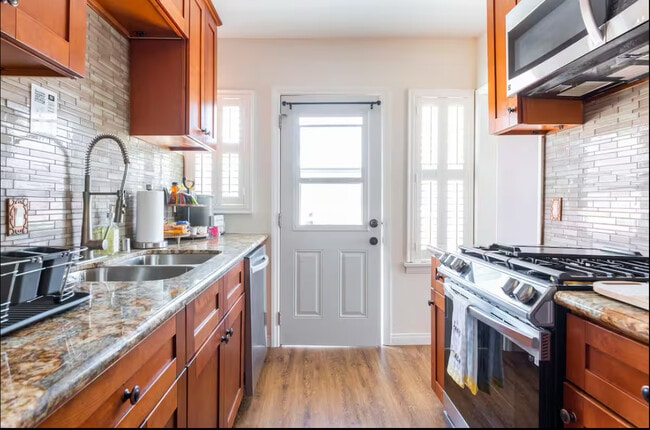 Building Photo - 6016 S Fairfax Ave