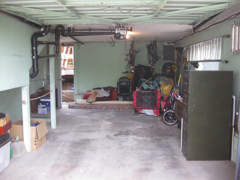 One-car garage - 215 South 36th Avenue