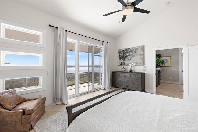 Building Photo - 14020 Lakeview Dr