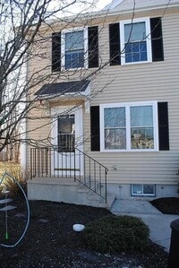 Building Photo - Large 2 BR w/ 1 Full and 2 Half Baths in Rockland