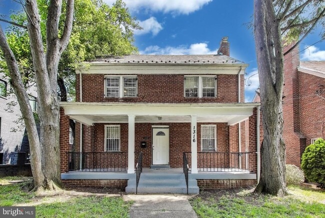 Building Photo - 1316 Van Buren St NW